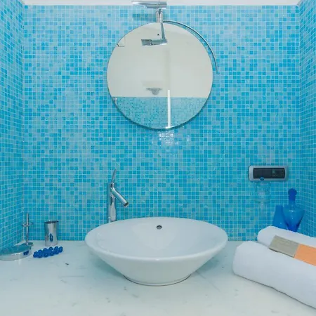Exclusive Beautiful Pool House Surrounded By Greenery, Modern, Luxury Finishes Semesterbostad *