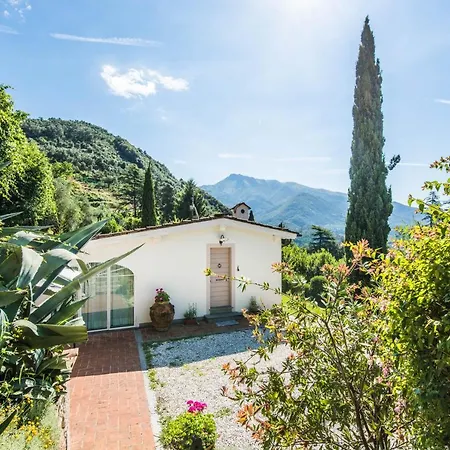 Exclusive Beautiful Pool House Surrounded By Greenery, Modern, Luxury Finishes Ferienhaus