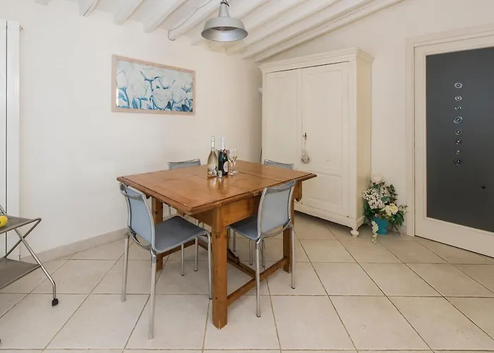 Exclusive Beautiful Pool House Surrounded By Greenery, Modern, Luxury Finishes 펜션 카마이오레