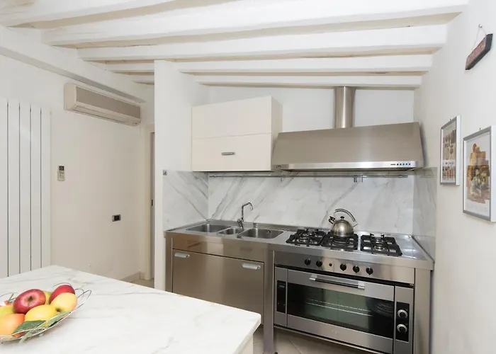 Exclusive Beautiful Pool House Surrounded By Greenery, Modern, Luxury Finishes 펜션 카마이오레