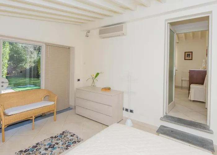 Exclusive Beautiful Pool House Surrounded By Greenery, Modern, Luxury Finishes 펜션 카마이오레