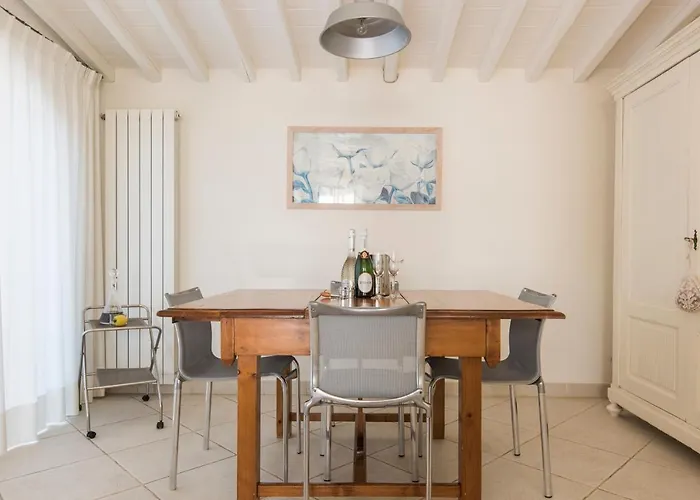 펜션 Exclusive Beautiful Pool House Surrounded By Greenery, Modern, Luxury Finishes 카마이오레