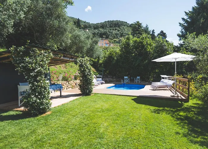 Exclusive Beautiful Pool House Surrounded By Greenery, Modern, Luxury Finishes 펜션 카마이오레