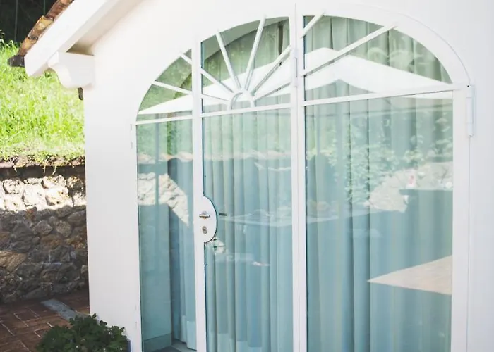 Exclusive Beautiful Pool House Surrounded By Greenery, Modern, Luxury Finishes 펜션 카마이오레