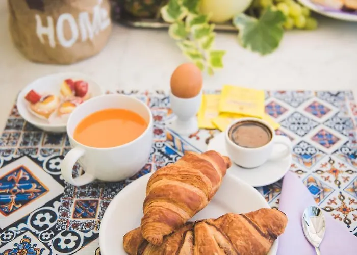 Exclusive Beautiful Pool House Surrounded By Greenery, Modern, Luxury Finishes 펜션 카마이오레