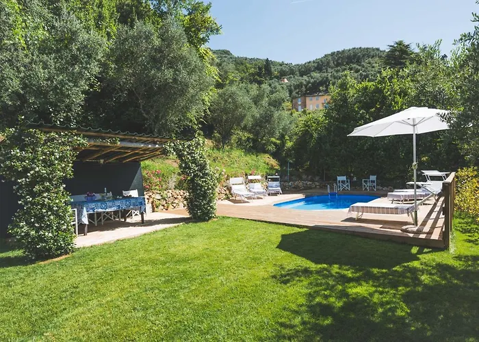 펜션 Exclusive Beautiful Pool House Surrounded By Greenery, Modern, Luxury Finishes *