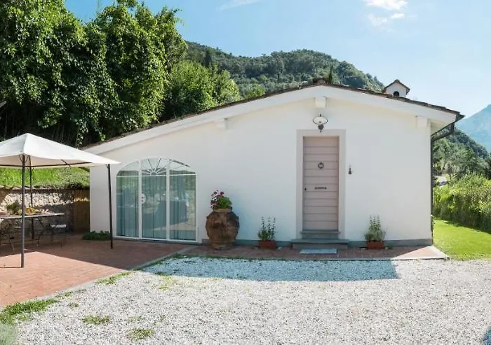 Exclusive Beautiful Pool House Surrounded By Greenery, Modern, Luxury Finishes 펜션 카마이오레