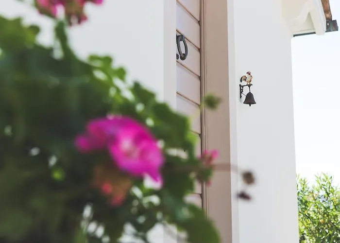 펜션 Exclusive Beautiful Pool House Surrounded By Greenery, Modern, Luxury Finishes 카마이오레