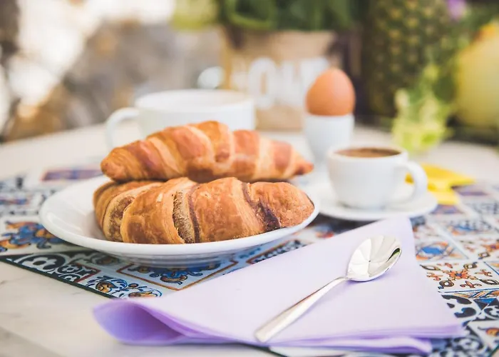 Exclusive Beautiful Pool House Surrounded By Greenery, Modern, Luxury Finishes 펜션 *