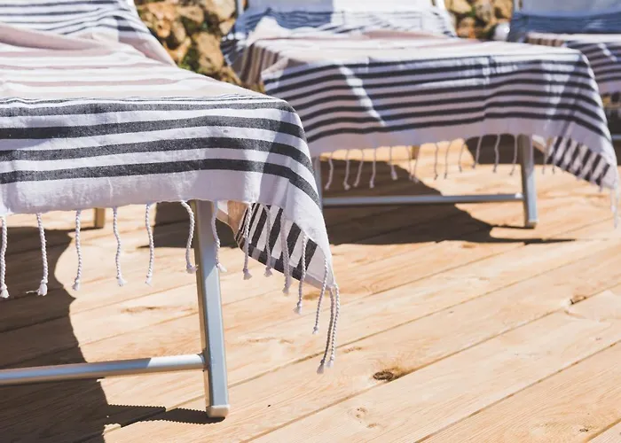 펜션 Exclusive Beautiful Pool House Surrounded By Greenery, Modern, Luxury Finishes 카마이오레